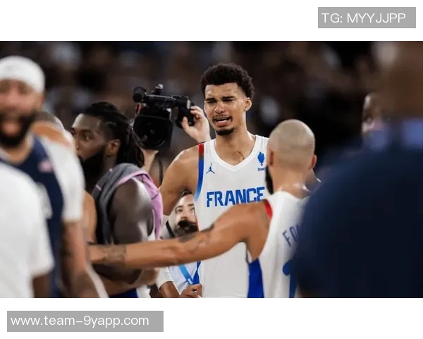 科尔盛赞库里在球队中的核心地位一切战术围绕他展开 科尔盛赞库里在球队中的核心地位一切战术围绕他展开